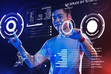 Gülümseyen ve iki dokunmadan mutlu genç adam yuvarlak kutsal kişilerin resmi üstünde belgili tanımlık perde