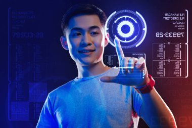 Hologram dokunmaktan ve etkilendim arayan genç adam gülümseyen