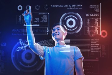 Fütüristik ofisinde çalışırken simgesinin mutlu web geliştirici