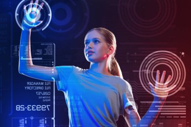 Hologram okurken kullanan akıllı ilerici kız