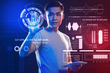 Ekran simgesine dokunarak ve sakin seyir yakışıklı programcı