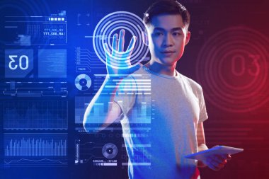 Düşünceli çalışırken ekran dokunaklı dikkatli yazılım geliştirici