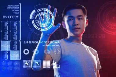 Sakin programcı güvenlik sistemi kullanırken elini tarama