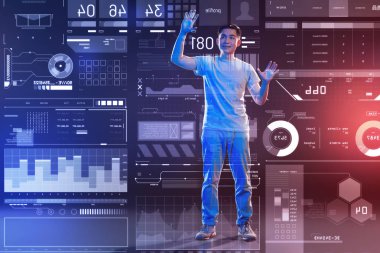 Gülümseyen ve şeffaf ekran dokunaklı olumlu web geliştirici