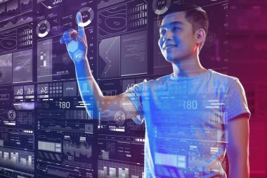 Şeffaf ekran dokunaklı gülümseyen genç adam