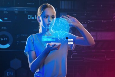 Bir akıllı telefon tutarak ve hologram yapma özenli genç