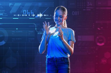 Gülümseyen ve holografik bir top tutan neşeli kız
