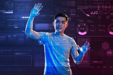 Yetenekli programcı alışılmadık bir programı oluştururken gülümseyen