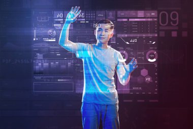 Genç veritabanı yöneticisini ofiste çalışırken rahat kıyafetler giymiş