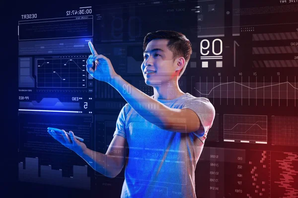 Modern cihaz ile çalışırken heyecanlı hissediyorum olumlu web geliştirici