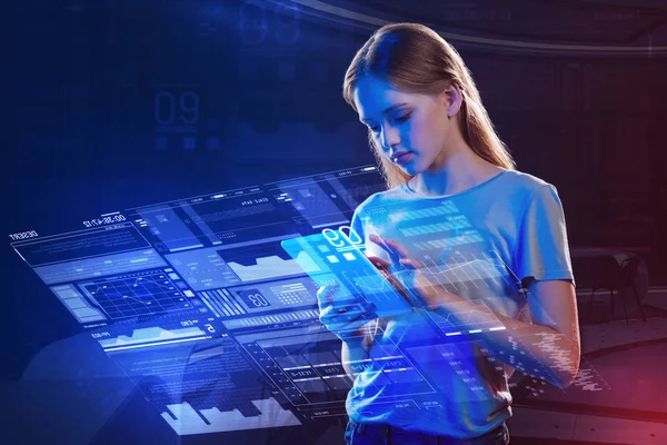 Yeni tablet kullanma ve holografik resim yapma sakin genç