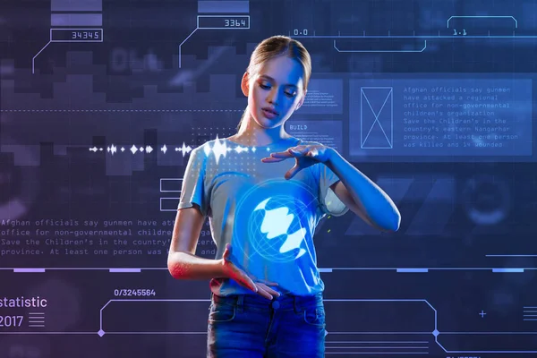 Kíváncsi lány gazdaság egy hologram, miközben egy iskolai projekt — Stock Fotó