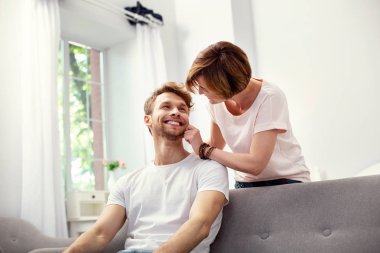 Onun oğulları yanak dokunmadan güzel yaşlı kadın