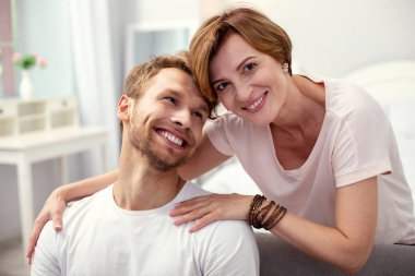 Sana bakmak güzel pozitif kadın