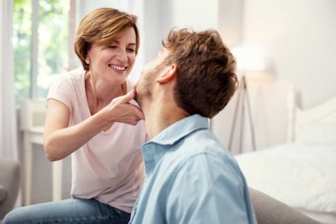 Mutlu yaşlı kadın oğlunu arıyor