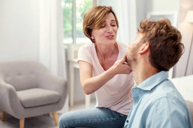 Mutlu mutlu kadın oğluna gülümseyen