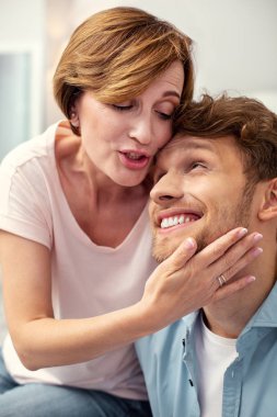 Güzel olgun kadın oğlu hakkında bakım