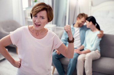 Şu çifte işaret eden yaşlı kadın