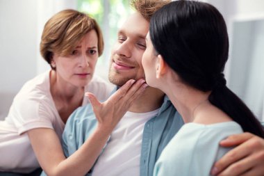 Onun oğulları yanak dokunmadan üzgün yaşlı kadın