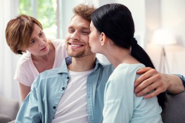 Gülümseyen güzel mutlu adam