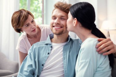 Şu çifte arayan mutsuz yaşlı kadın