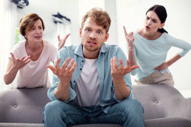 Meslektaşlar kızgın adam sana bakmak