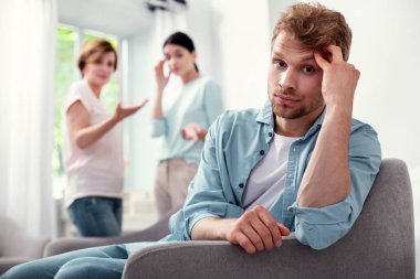 Mutsuz sakallı adam alnını holding