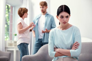 Depresif genç kadın yalnız hissediyorum