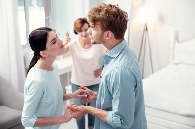 El ele tutuşarak hoş evli çift