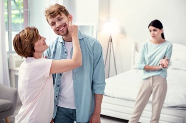 Mutlu mutlu kadın oğlunu arıyor