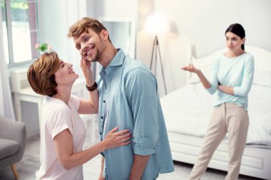 Mutlu neşeli kadın oğlunu arıyor