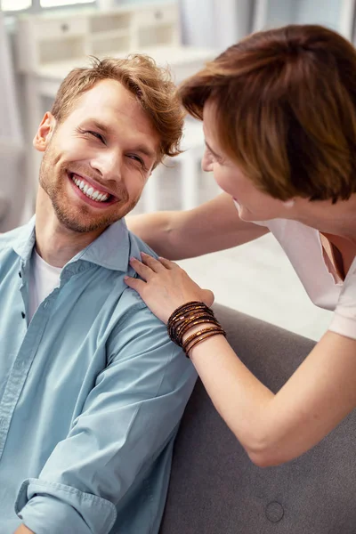 Feliz homem positivo sorrindo para sua mãe — Fotografia de Stock