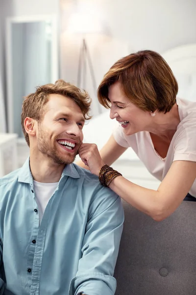 Alegre agradable hombre tener divertido — Foto de Stock