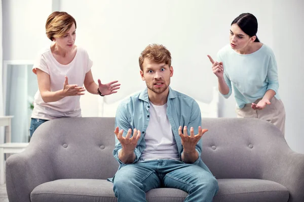 Desdichado buen hombre sentado en el sofá — Foto de Stock