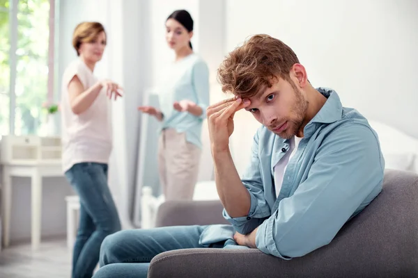 Başını tutan güzel üzgün adam