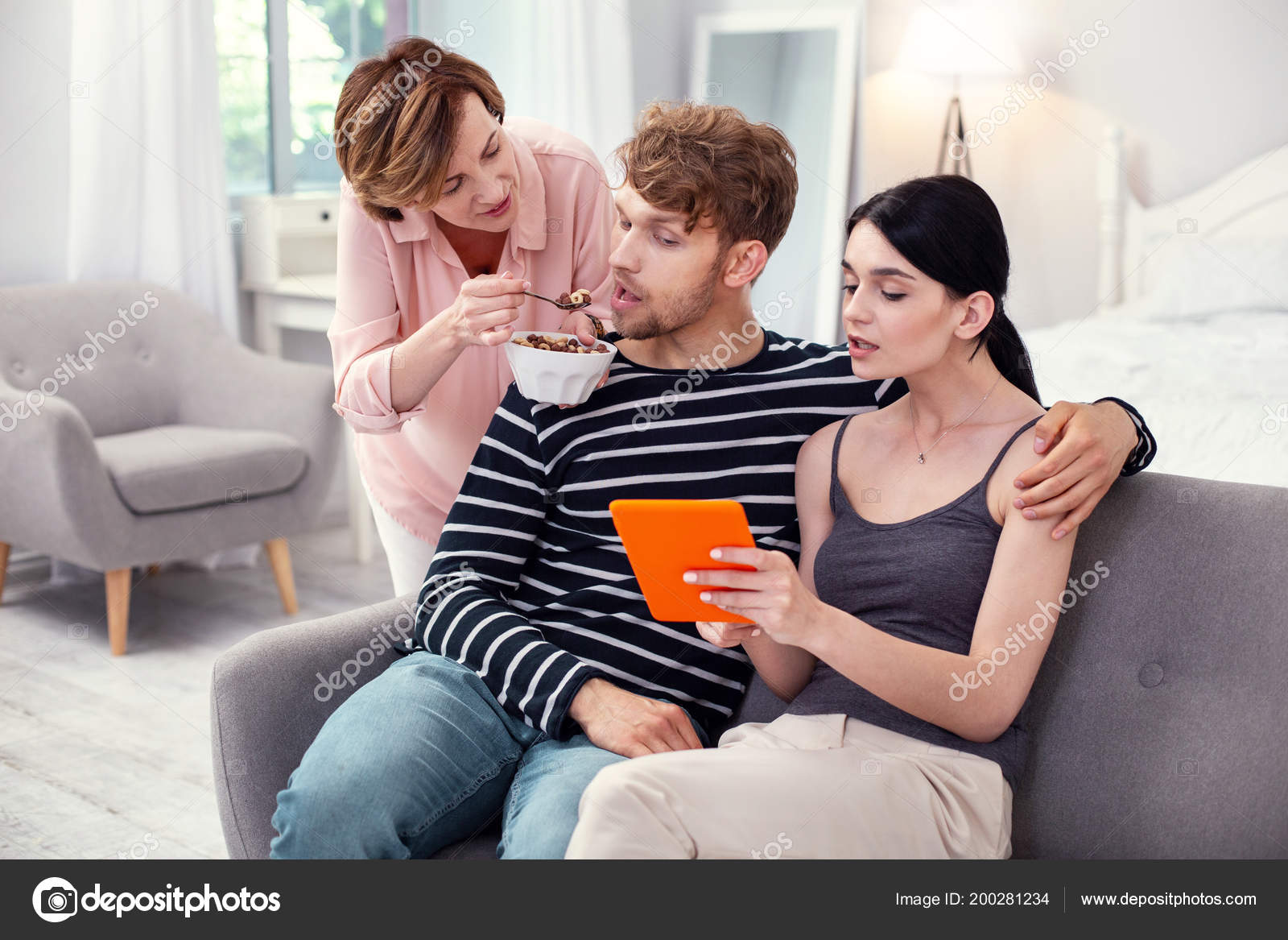 Пересмотр отношений по лосеву. Плохие отношения в семье. Мама мужа. Жить с матерью моего мужа. Любите матерей стихи.