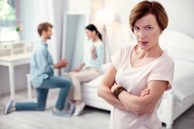 Çapraz duran depresif yaşlı kadın teslim