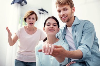 Aşkımız. Mutlu genç çift birbirlerine aşık olurken evlenmeye karar