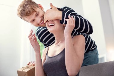 Duygu mutlu güzel kadın çıkıldı