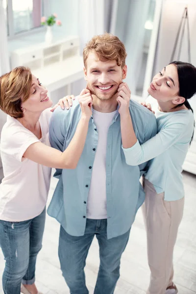 Glada unga människa som är i centrera av uppmärksamhet — Stockfoto