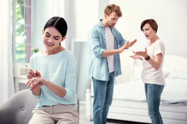 Agradable joven mujer admirando el anillo — Foto de Stock