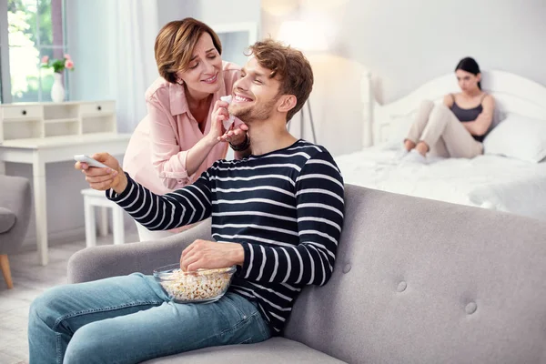 Bir Tv kanalı seçme neşeli yetişkin adam