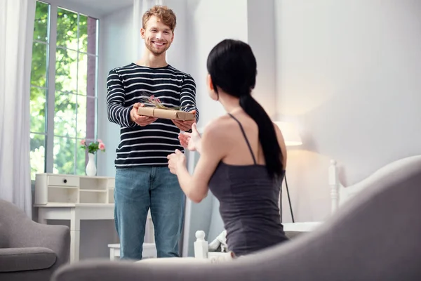 Bonito homem alegre sorrindo — Fotografia de Stock