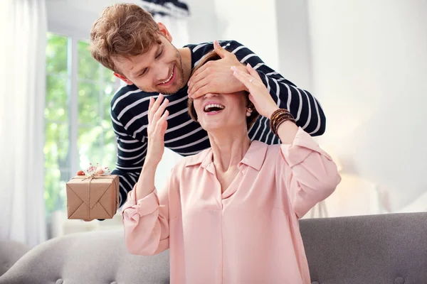 Glückliche Frau, die auf ein Geschenk wartet — Stockfoto