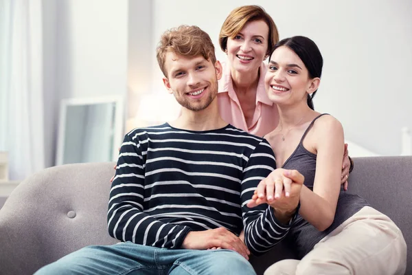 Agradable joven pareja sintiéndose feliz — Foto de Stock