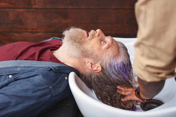 Dojrzałe, brodaty mężczyzna mycie włosów w salonie — Zdjęcie stockowe