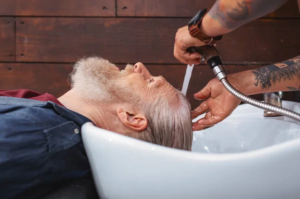 Jubilación alegre mirando al barbero —  Fotos de Stock