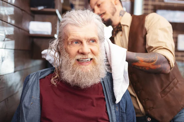 Positiv glad pensionär förväntar sig ny frisyr — Stockfoto