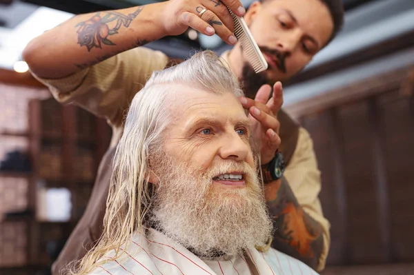 Neşeli istemci tavsiye adet kuaföre vererek