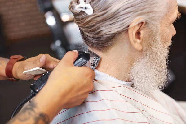 Закрыть мужские руки, которые с помощью стрижки волос — стоковое фото